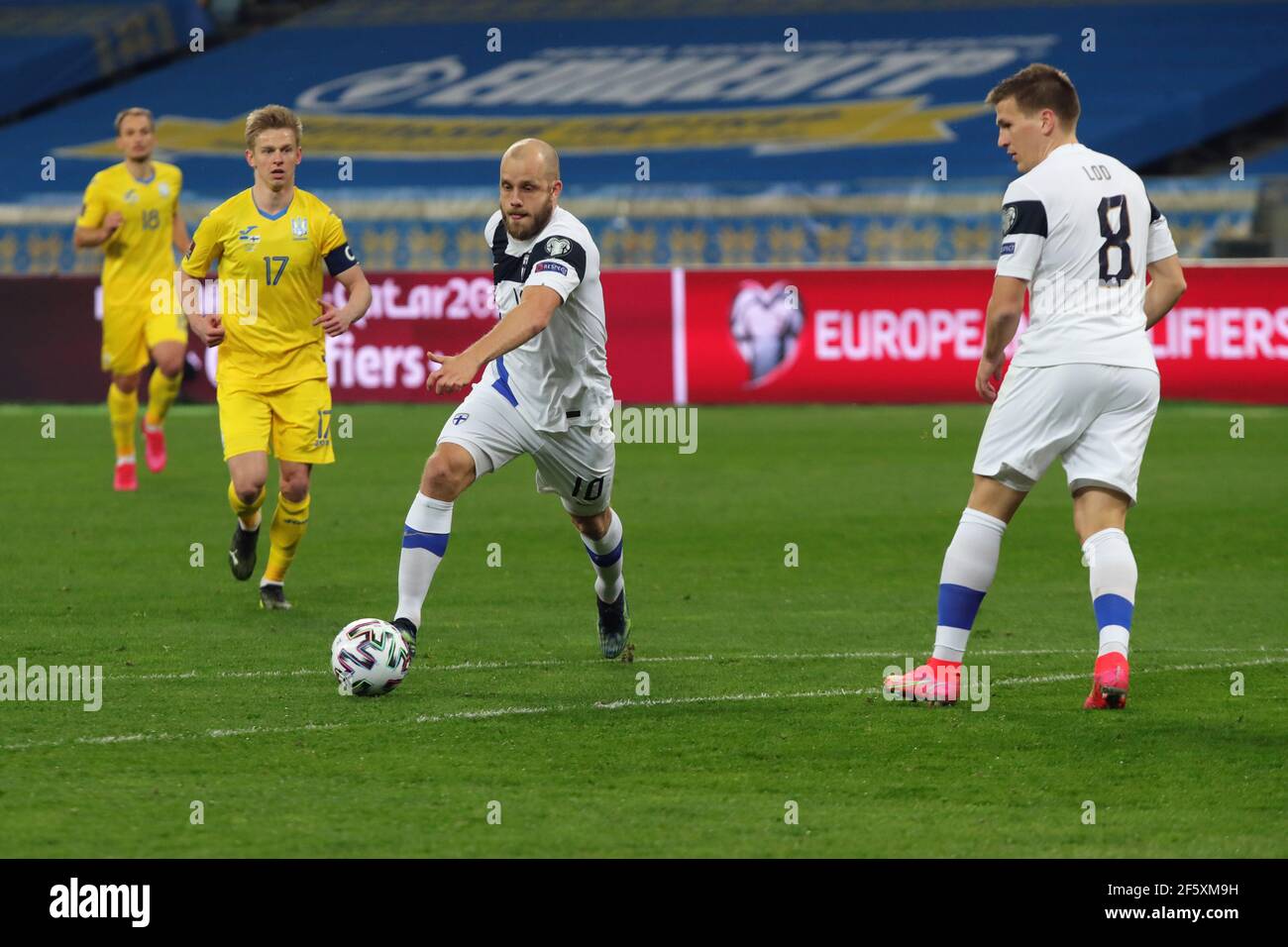 Kiev, Ucraina . 28 Marzo 2021. KIEV, UCRAINA - 28 MARZO 2021 - Forward Teemu Pukki (C) della Finlandia dà il via alla palla durante la Coppa del mondo FIFA 2022 Qualifying Round Matchday 2 gioco di gruppo D contro l'Ucraina presso la NSC Olimpiyskiy, a Kiev, capitale dell'Ucraina. Credit: Ukrinform/Alamy Live News Foto Stock