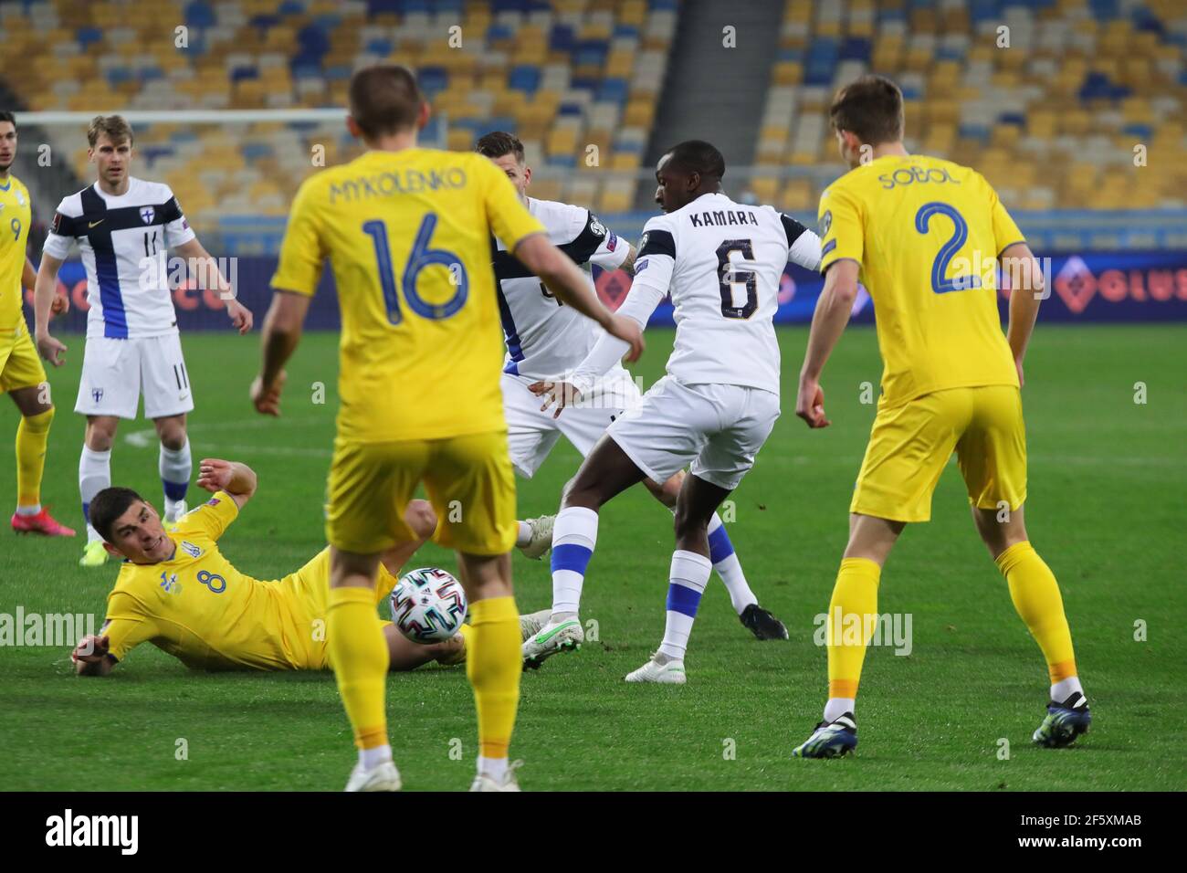 Kiev, Ucraina . 28 Marzo 2021. KIEV, UCRAINA - 28 MARZO 2021 - i giocatori di Ucraina (divisa gialla) e Finlandia (divisa bianca) sono visti in azione durante la Coppa del mondo FIFA 2022 Qualifying Round Matchday 2 Group D game alla NSC Olimpiyskiy, Kiev, capitale dell'Ucraina. Credit: Ukrinform/Alamy Live News Foto Stock