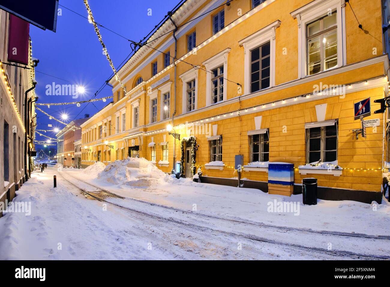 Strada innevata decorata per Natale nel centro di Helsinki, Finlandia. Foto Stock
