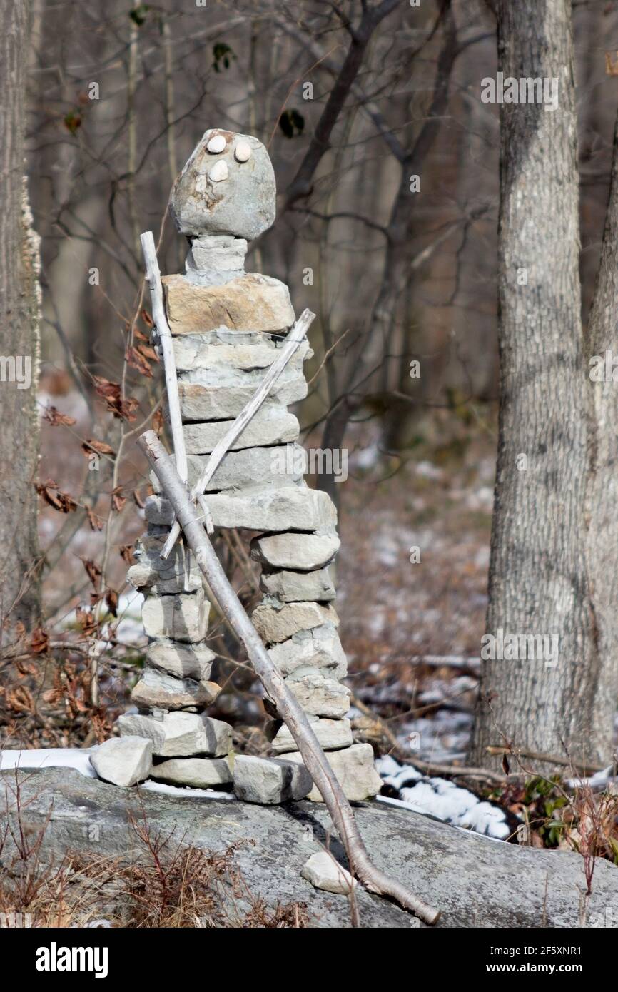 L'uomo ha fatto sculpture della gente di roccia trovato lungo una autostrada della Pennsylvania Foto Stock