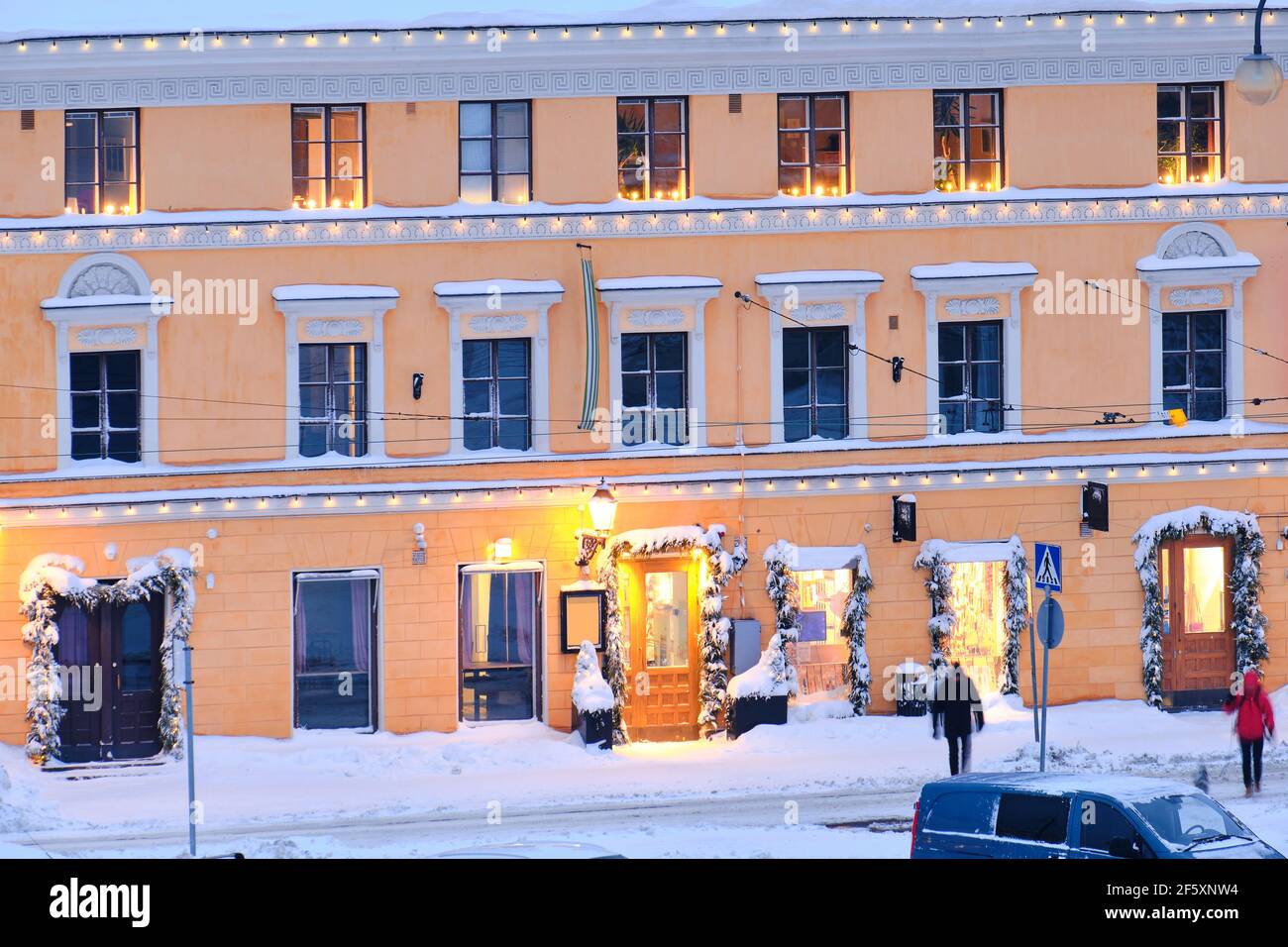 L'edificio storico decorato per Natale nel centro di Helsinki, Finlandia. Foto Stock