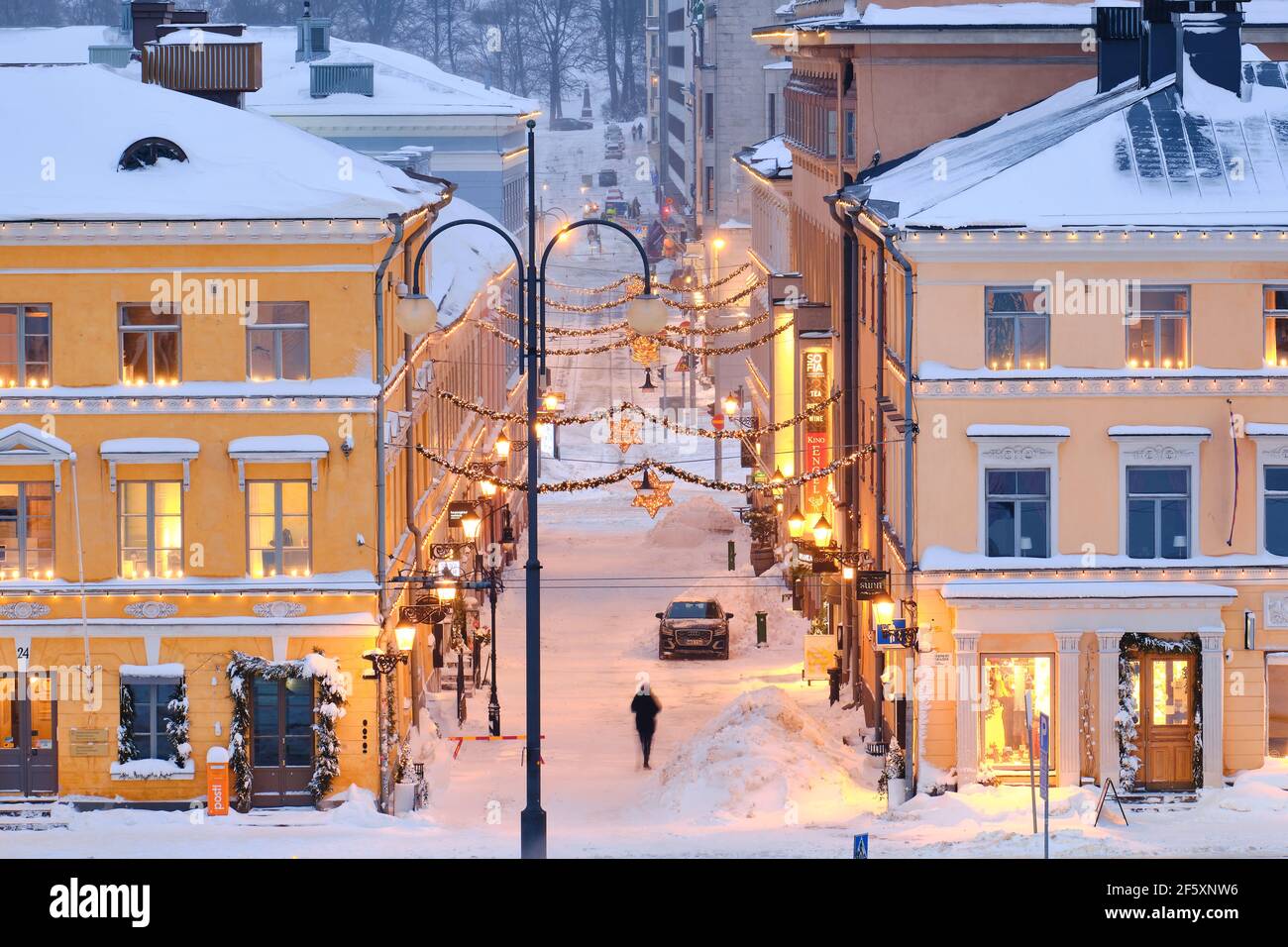 Helsinki, Finlandia - 13 gennaio 2021: Via Sofiankatu decorata per Natale. Una delle belle strade di Natale nel centro di Helsinki. Foto Stock