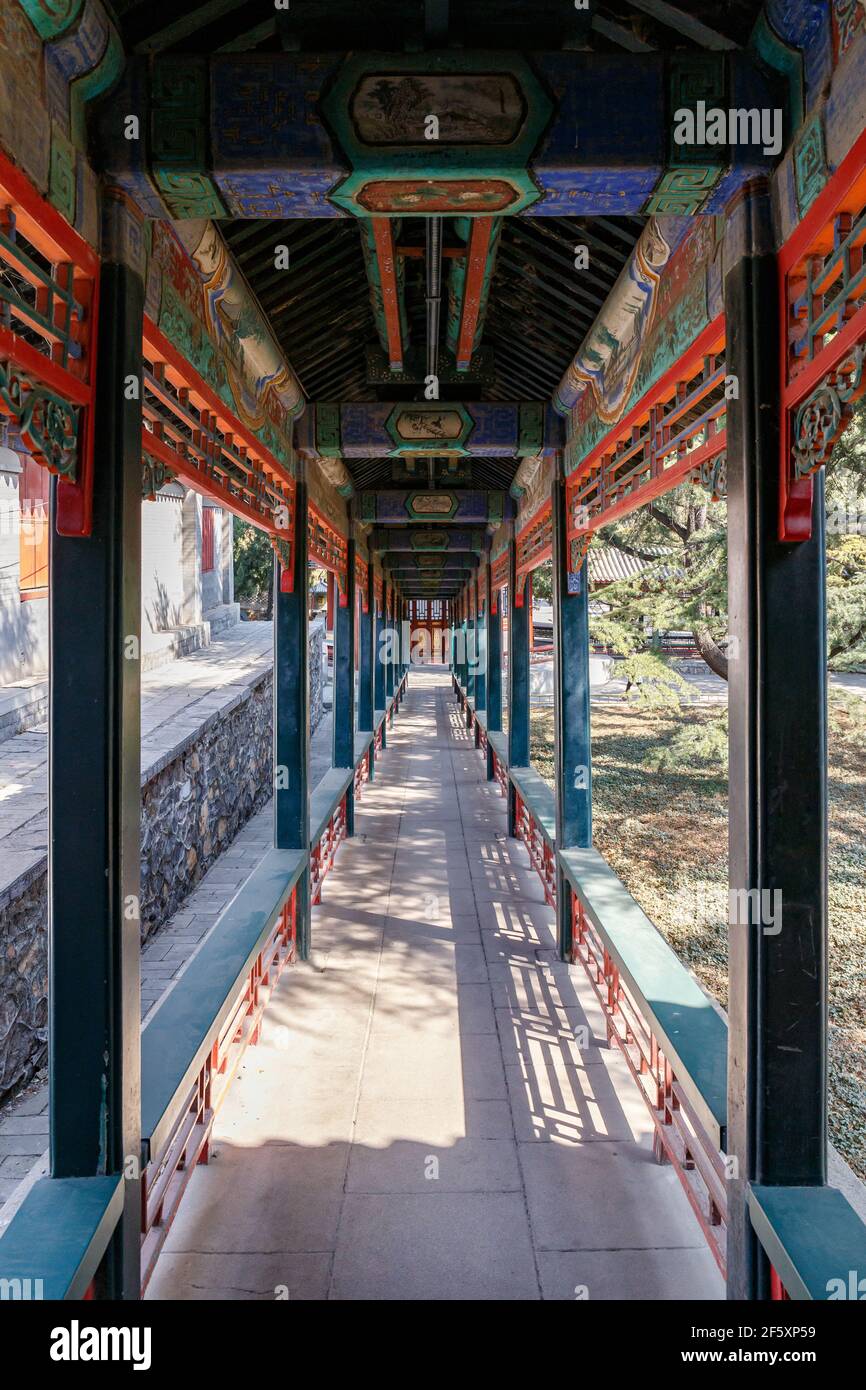 Passerella ornamentale coperta al Palazzo d'Estate a Pechino, Cina nel marzo 2018. Foto Stock