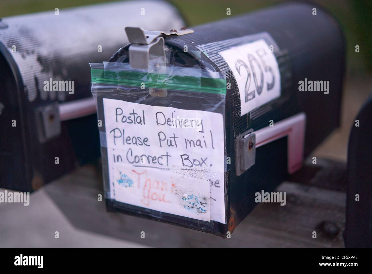 Casella postale DEL Servizio postale DEGLI STATI UNITI con nota manoscritta che indica la corretta consegna della posta. Windsor, California. Foto Stock