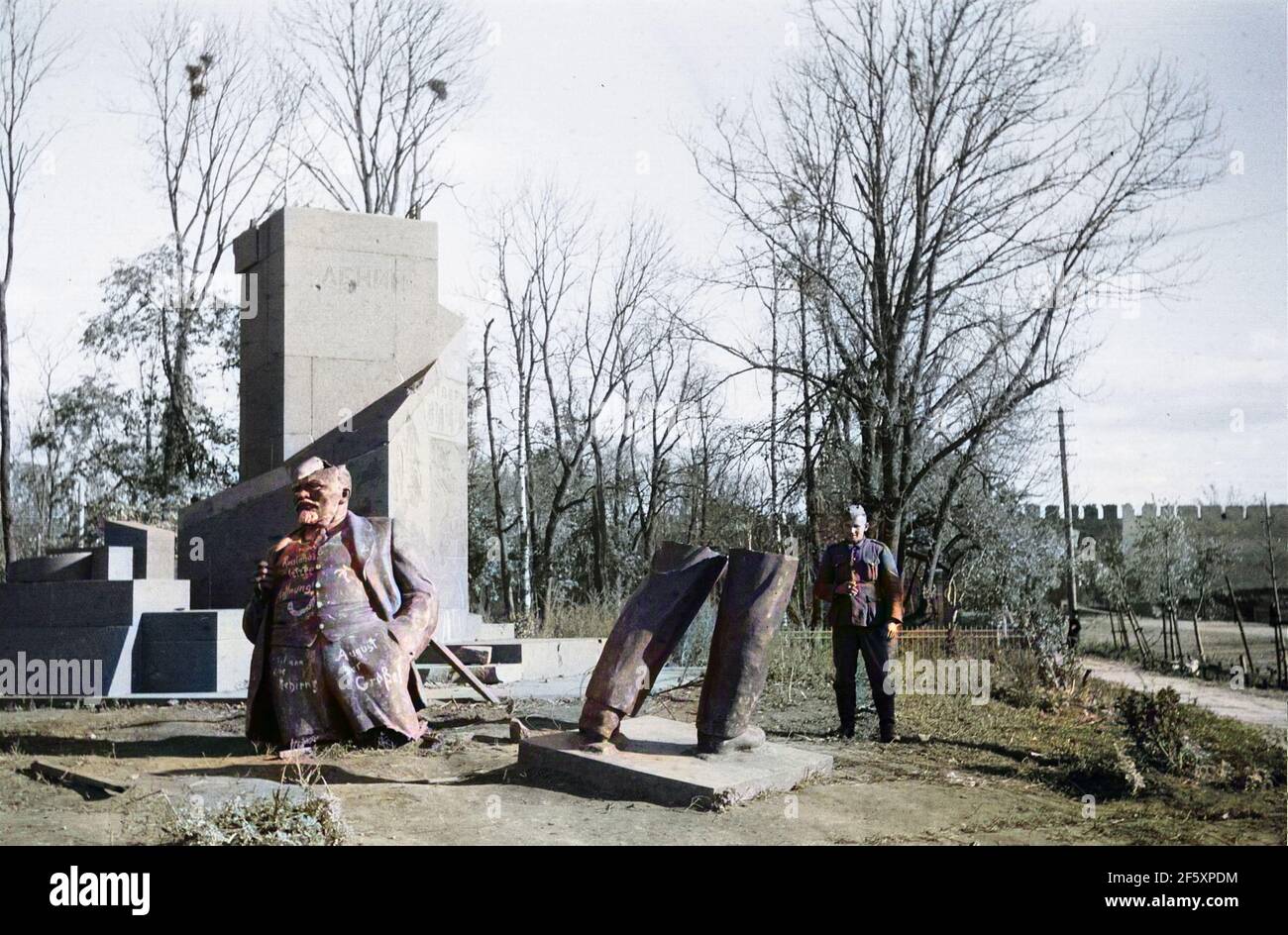 Wehrmacht Soldat vor zerstörtem Lenin Denkmal - Ostfront WW2 Russland Foto Stock