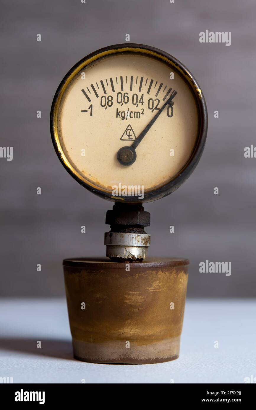 Vecchio manometro che utilizza chilogrammo di forza per centimetro quadrato, unità di pressione deprecata utilizzando unità metriche Foto Stock