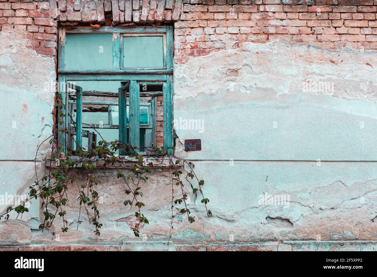 Vecchio muro di pietra ruvido con finestra rotta. Sfondo, trama, motivo Foto Stock
