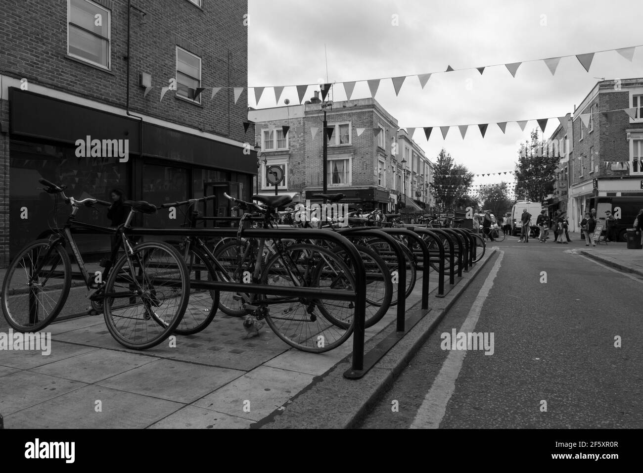 Ampio-shot di un parcheggio per biciclette a Notting Hill pieno di biciclette in una soleggiata giornata estiva Foto Stock