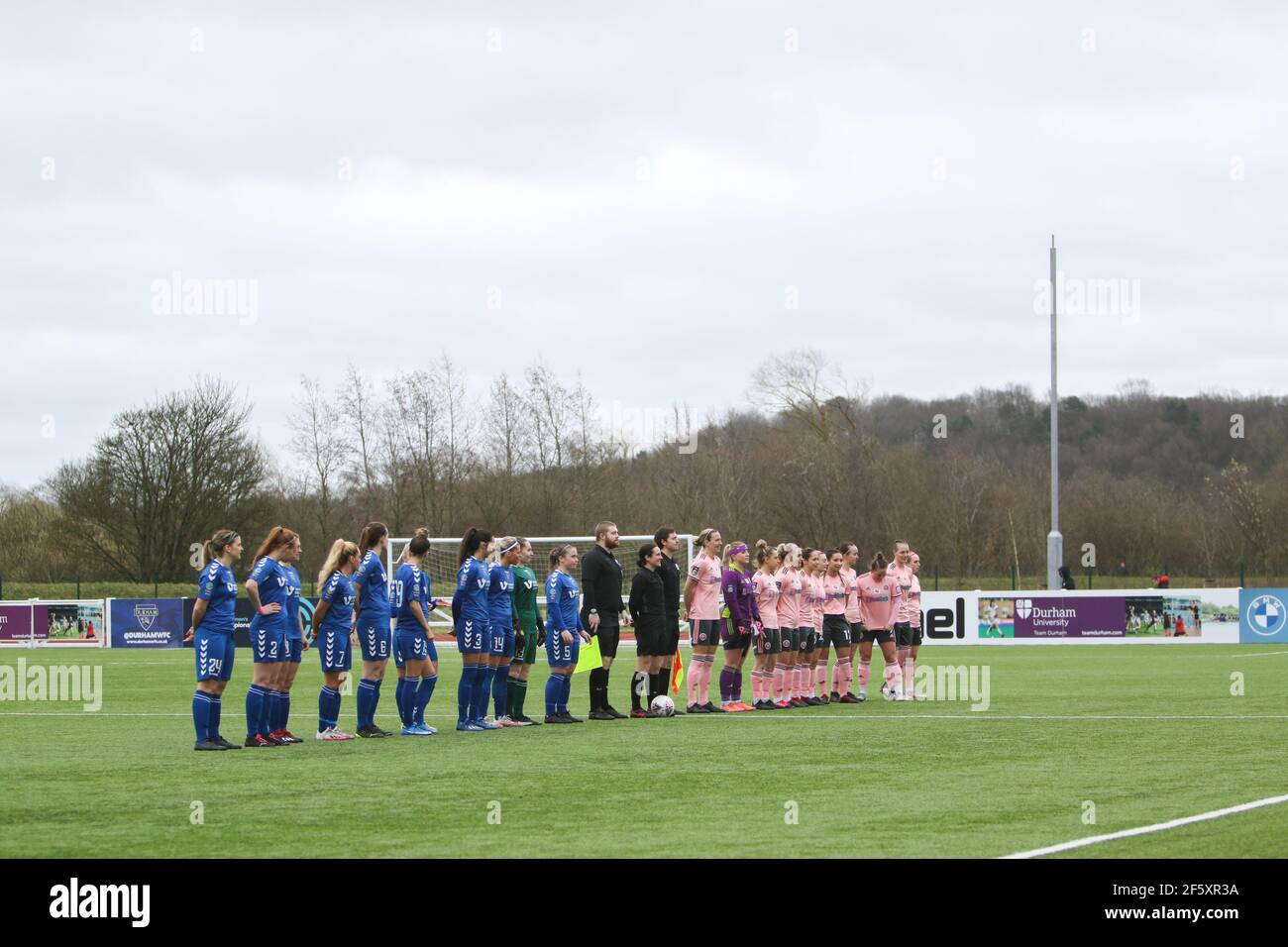 Le squadre si allineano durante la partita fa Women's Championship tra Durham e Sheffield United al Maiden Castle di Durham, Inghilterra Foto Stock