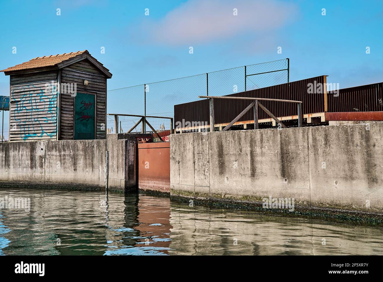 Chiuse sul canale nella città di Aveiro Foto Stock