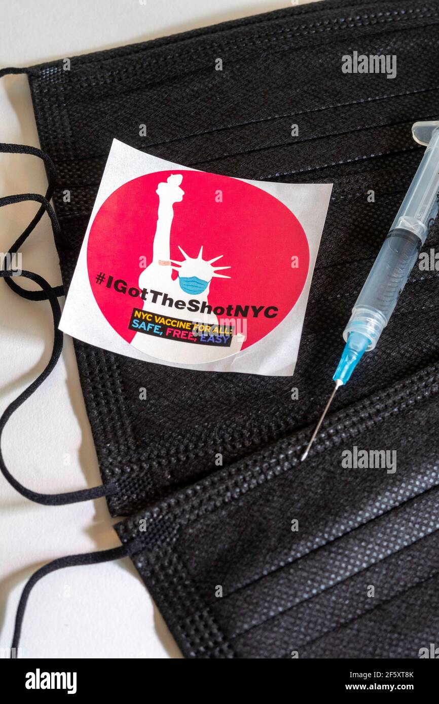 Still Life of IGotTheShotNYC adesivo con siringa e maschere facciali protettive, Stati Uniti Foto Stock