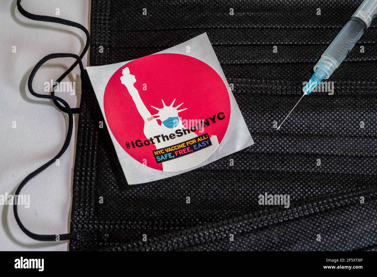 Still Life of IGotTheShotNYC adesivo con siringa e maschere facciali protettive, Stati Uniti Foto Stock
