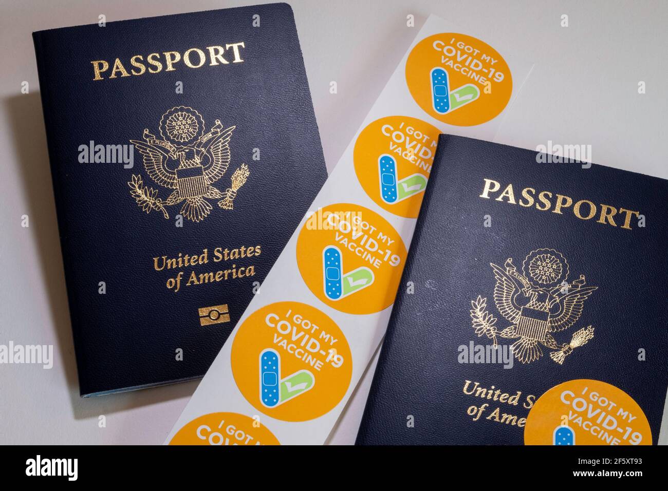 Adesivo "ho ricevuto il mio vaccino COVID-19" con gli Stati Uniti di Passaporti americani Foto Stock