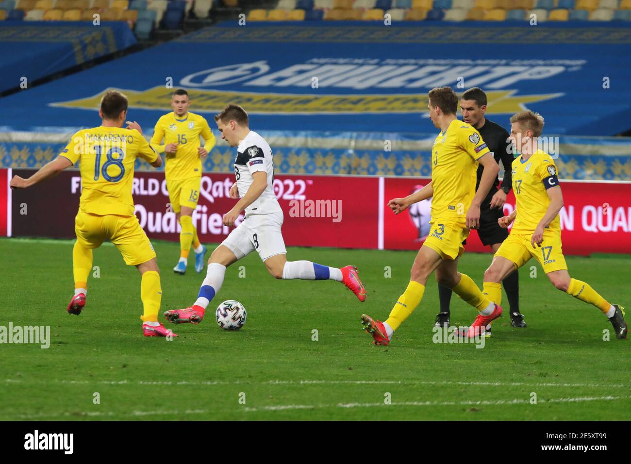 Kiev, Ucraina . 28 Marzo 2021. KIEV, UCRAINA - 28 MARZO 2021 - il centrocampista Robin Lod (2° L) della Finlandia controlla la palla durante la Coppa del mondo FIFA 2022 Qualifying Round Matchday 2 gioco di gruppo D contro l'Ucraina presso la NSC Olimpiyskiy, Kiev, capitale dell'Ucraina. Credit: Ukrinform/Alamy Live News Foto Stock