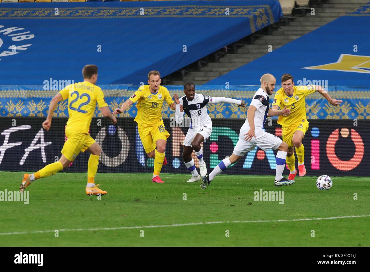 Kiev, Ucraina . 28 Marzo 2021. KIEV, UCRAINA - 28 MARZO 2021 - i giocatori di Ucraina (divisa gialla) e Finlandia (divisa bianca) sono visti in azione durante la Coppa del mondo FIFA 2022 Qualifying Round Matchday 2 Group D game alla NSC Olimpiyskiy, Kiev, capitale dell'Ucraina. Credit: Ukrinform/Alamy Live News Foto Stock