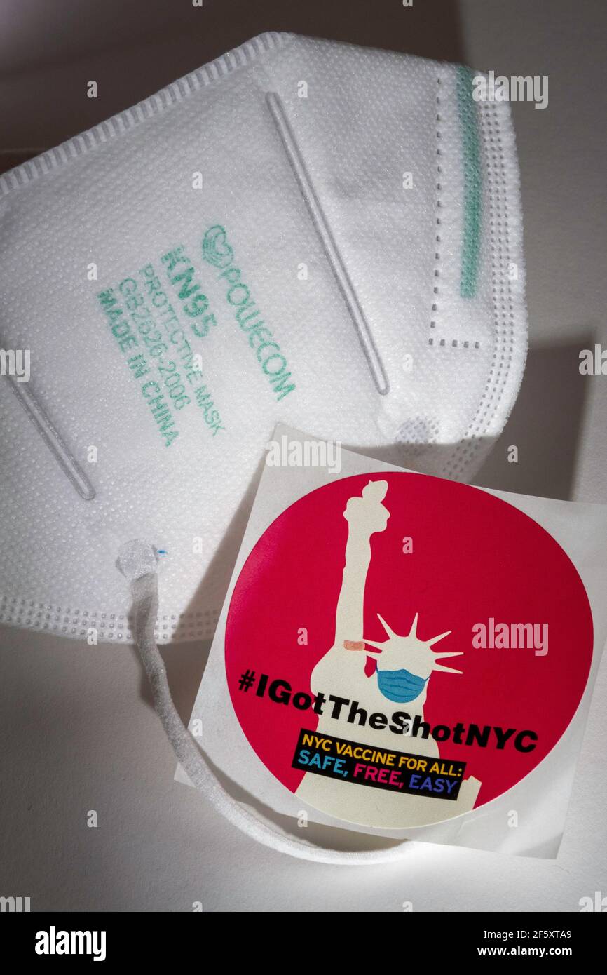 Still Life of IGotTheShotNYC adesivo con maschera protettiva KN95, New York City, USA Foto Stock