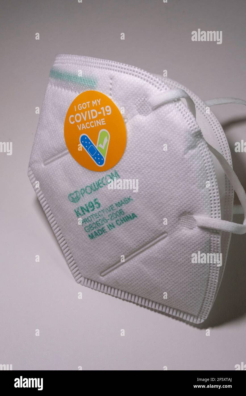 Adesivo 'ho ricevuto il mio vaccino COVID-19' sulla maschera protettiva per il viso, Stati Uniti Foto Stock