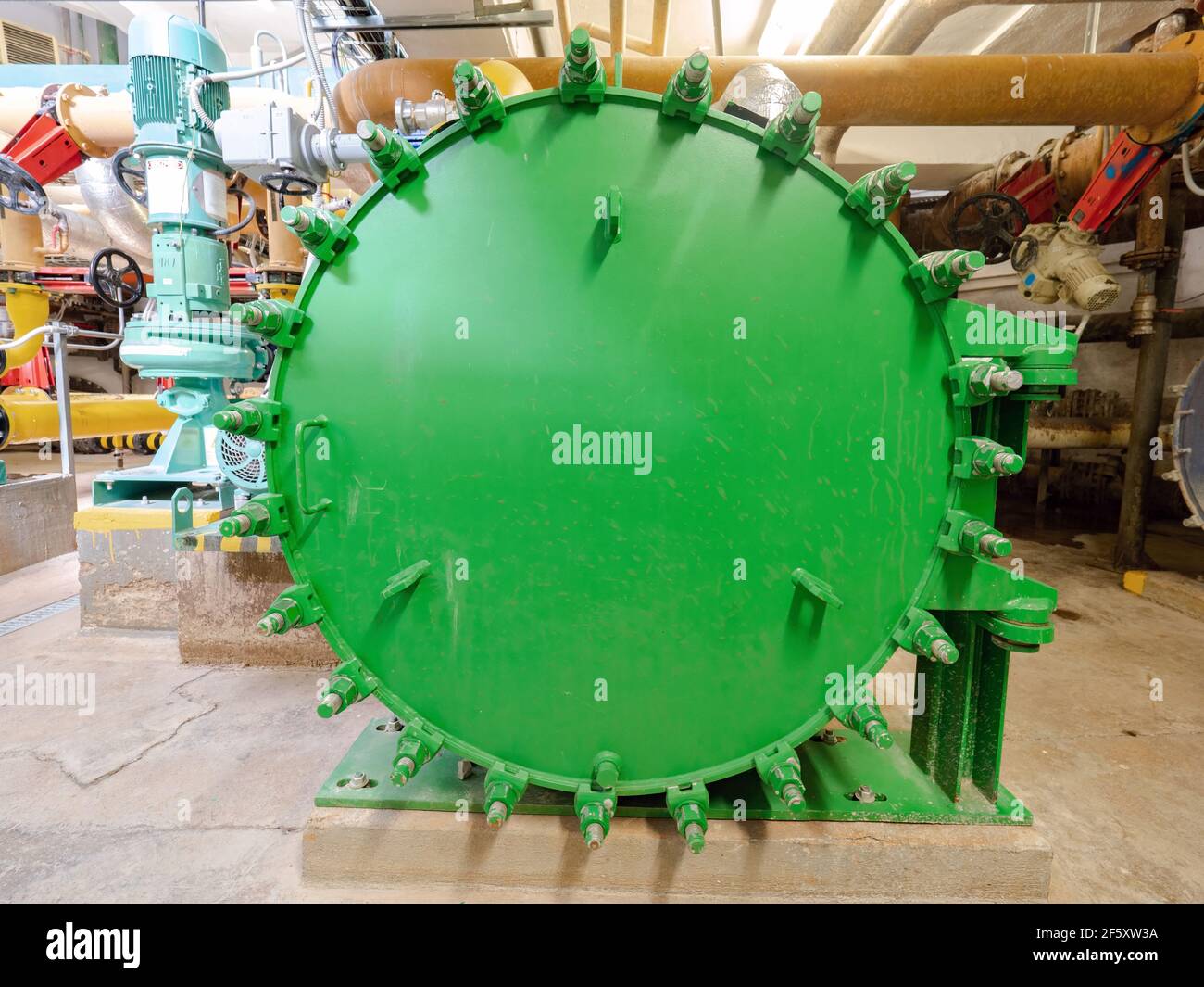 Stazioni di pompaggio sotterranee con pompe e scambiatori di calore per il riscaldamento dei fanghi di depurazione durante la produzione di biogas. Foto Stock