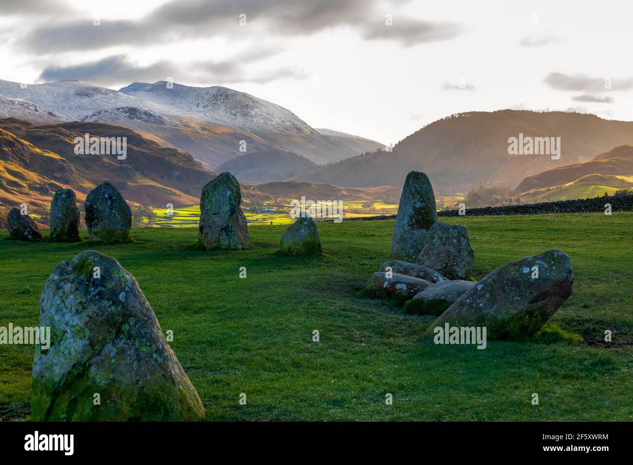 St Johns in vale e la catena Helvellyn da Castlerigg Stone Circle, Lake District, Cumbria Foto Stock