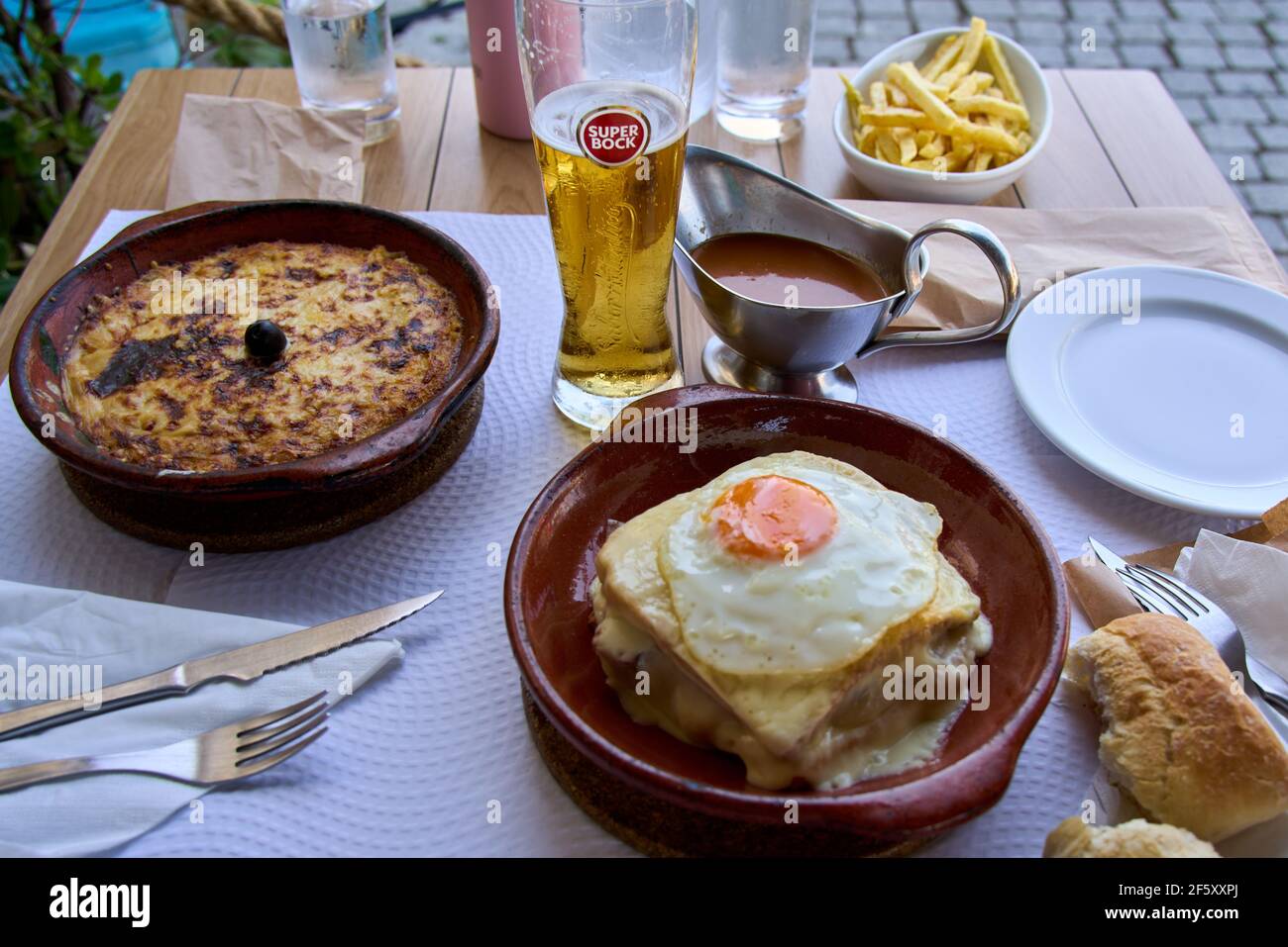 Francesinha è un piatto tipico della regione di Porto in Portogallo. Foto Stock