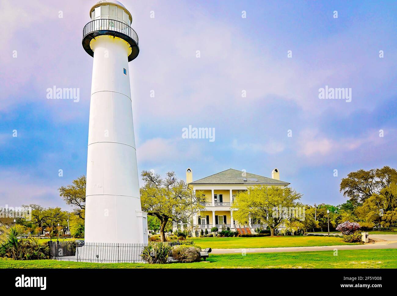 Il faro di Biloxi è raffigurato con il Biloxi Welcome Center, 27 marzo 2021, a Biloxi, Mississippi. Il faro fu eretto nel 1848. Foto Stock