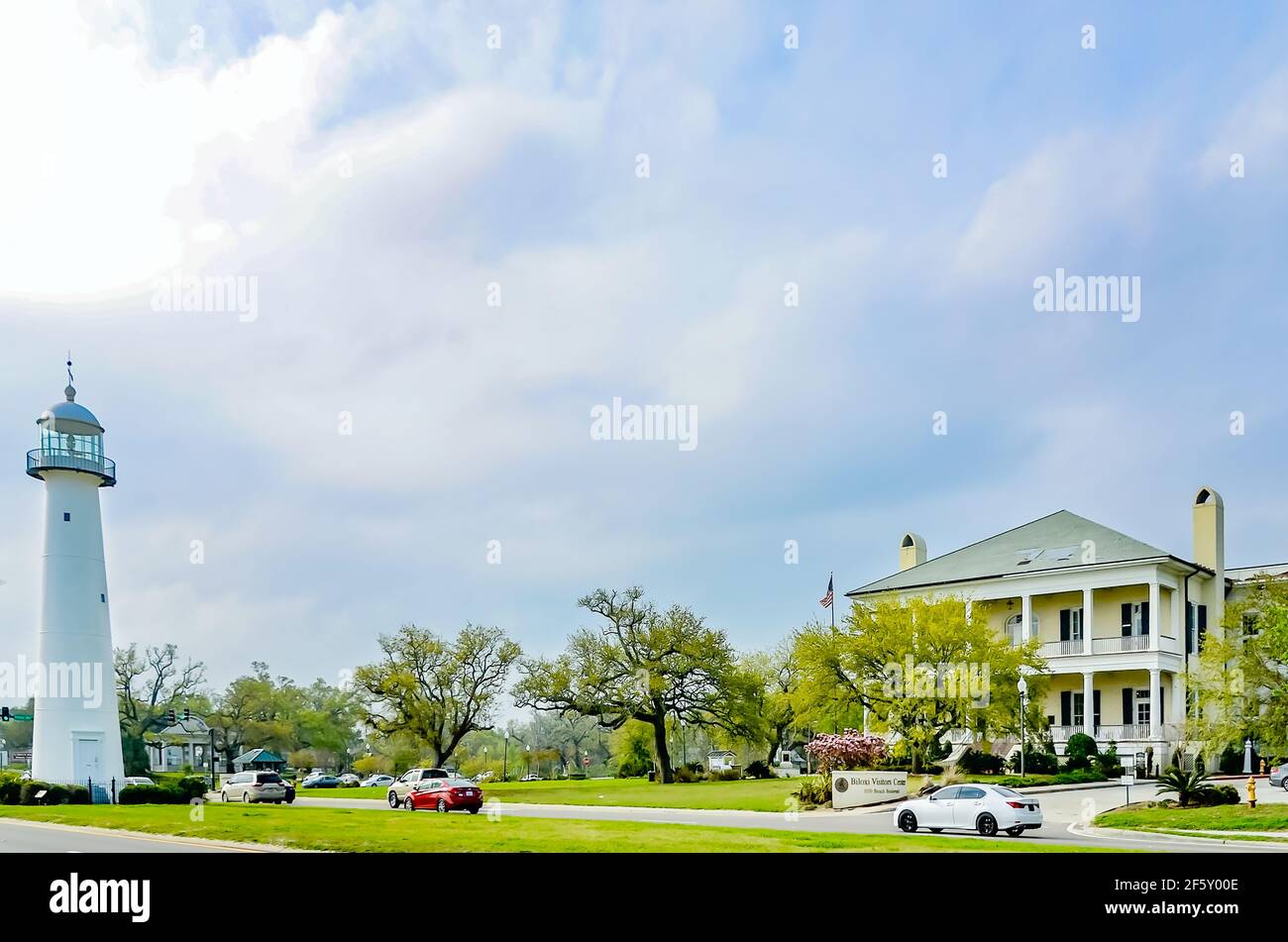 Il faro di Biloxi è raffigurato con il Biloxi Welcome Center, 27 marzo 2021, a Biloxi, Mississippi. Il faro fu eretto nel 1848. Foto Stock