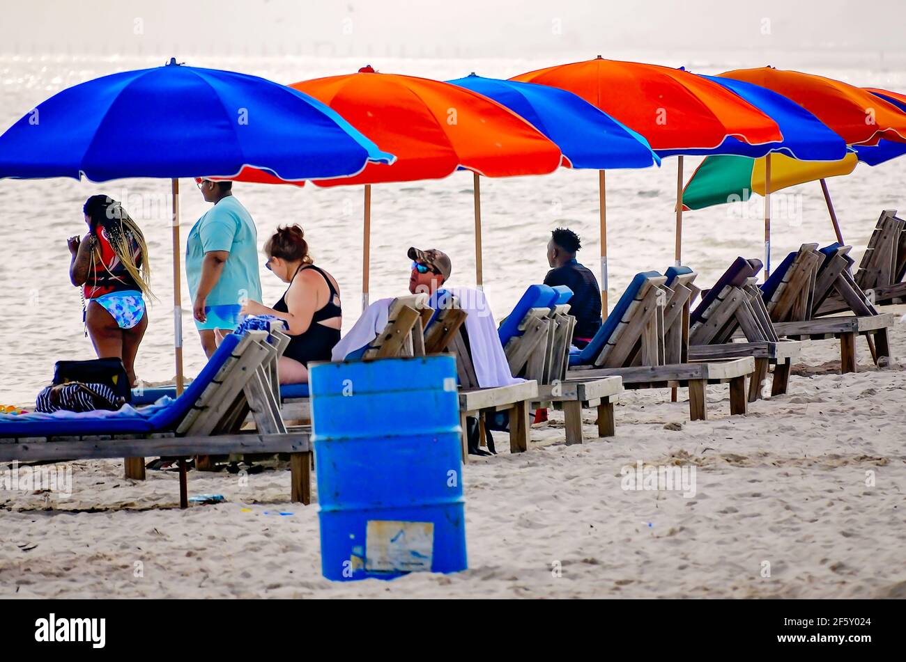 I turisti e le famiglie si rilassano sulla spiaggia di Biloxi, 27 marzo 2021, a Biloxi, Mississippi. Molte scuole e università americane hanno annullato la pausa primaverile. Foto Stock