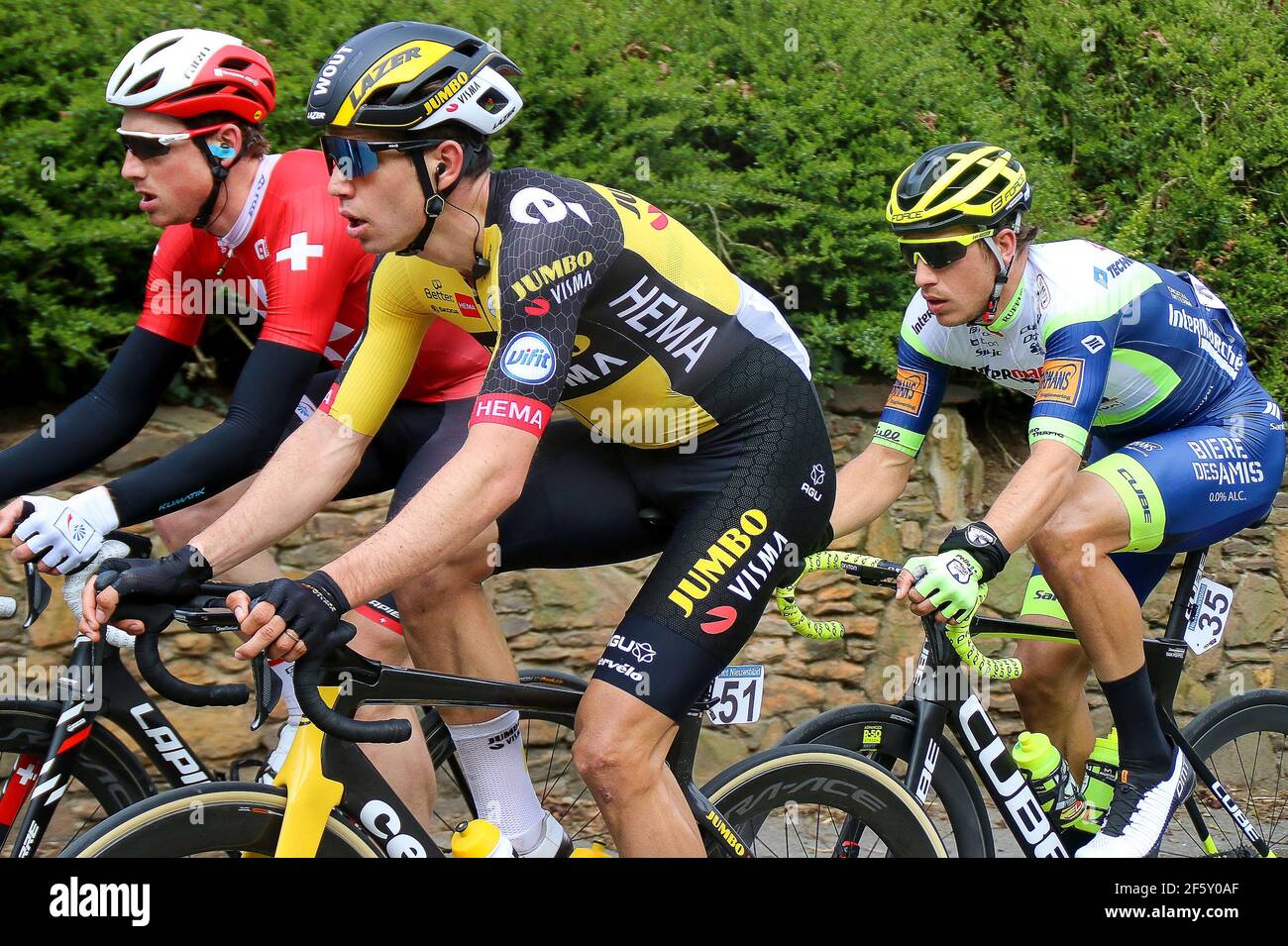 WEVELGEM, BELGIO - MARZO 28: WOUT van Aert del Team Jumbo Visma e Paesi Bassi, Danny van Poppel di Intermarche - Wanty - Gobert Materiaux e Paesi Bassi durante l'83° Gent-Wevelgem nei campi delle Fiandre 2021 - Men's Elite il 28 marzo 2021 a Wevelgem, Belgio (Foto di Sportfoto/Orange Pictures) Foto Stock