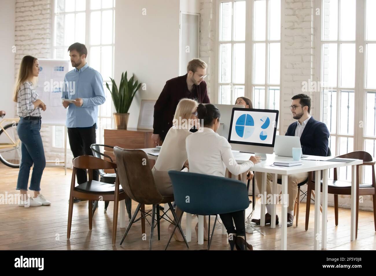 Vita quotidiana in ufficio con colleghi multirazziali che si sono coworking Foto Stock