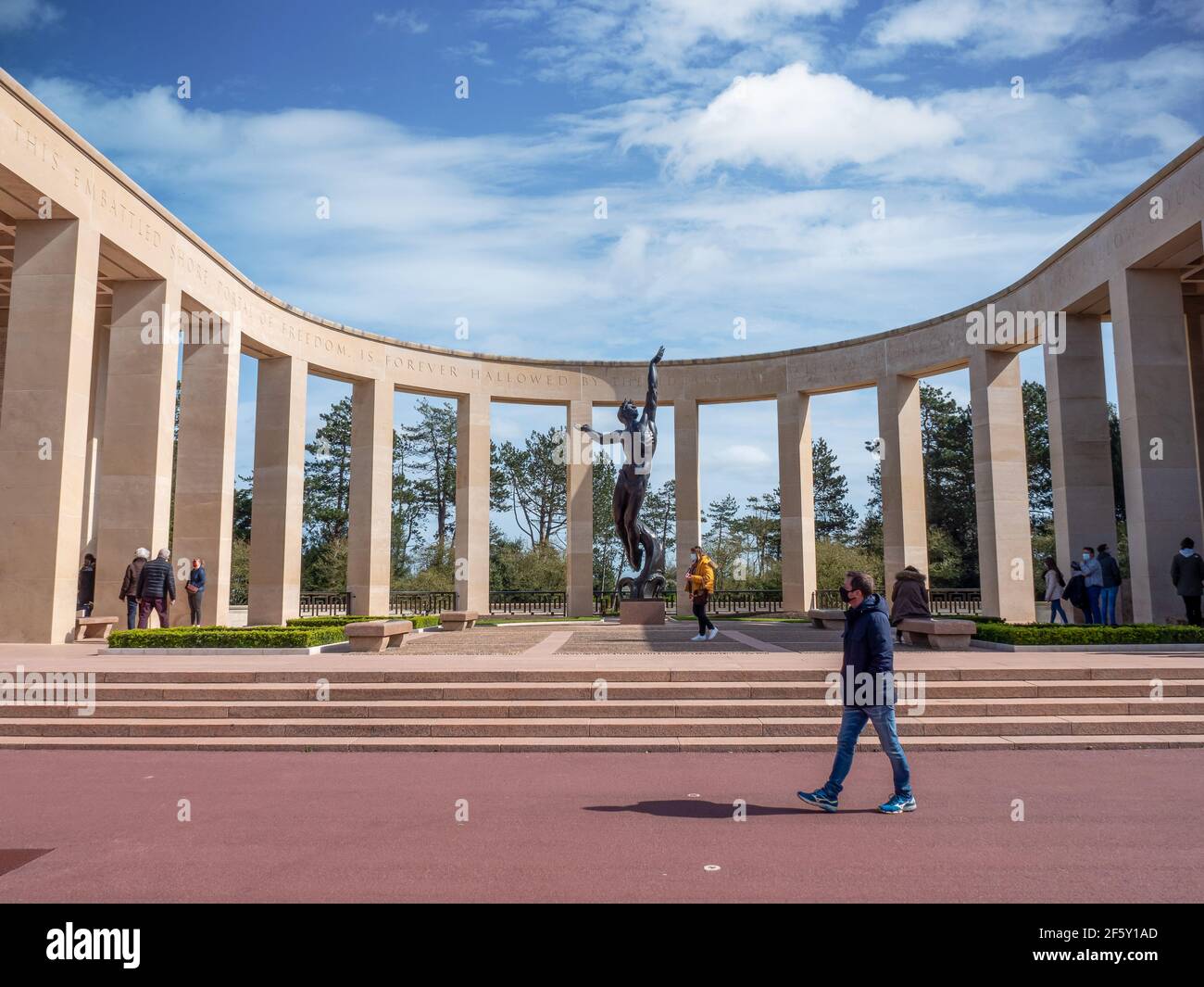COLLEVILLE-SUR-MER, Francia - Marzo 2021: Turisti che visitano 'il Giardino dei dispersi' al Cimitero Americano dalla Battaglia di Normandia durante il WOR Foto Stock