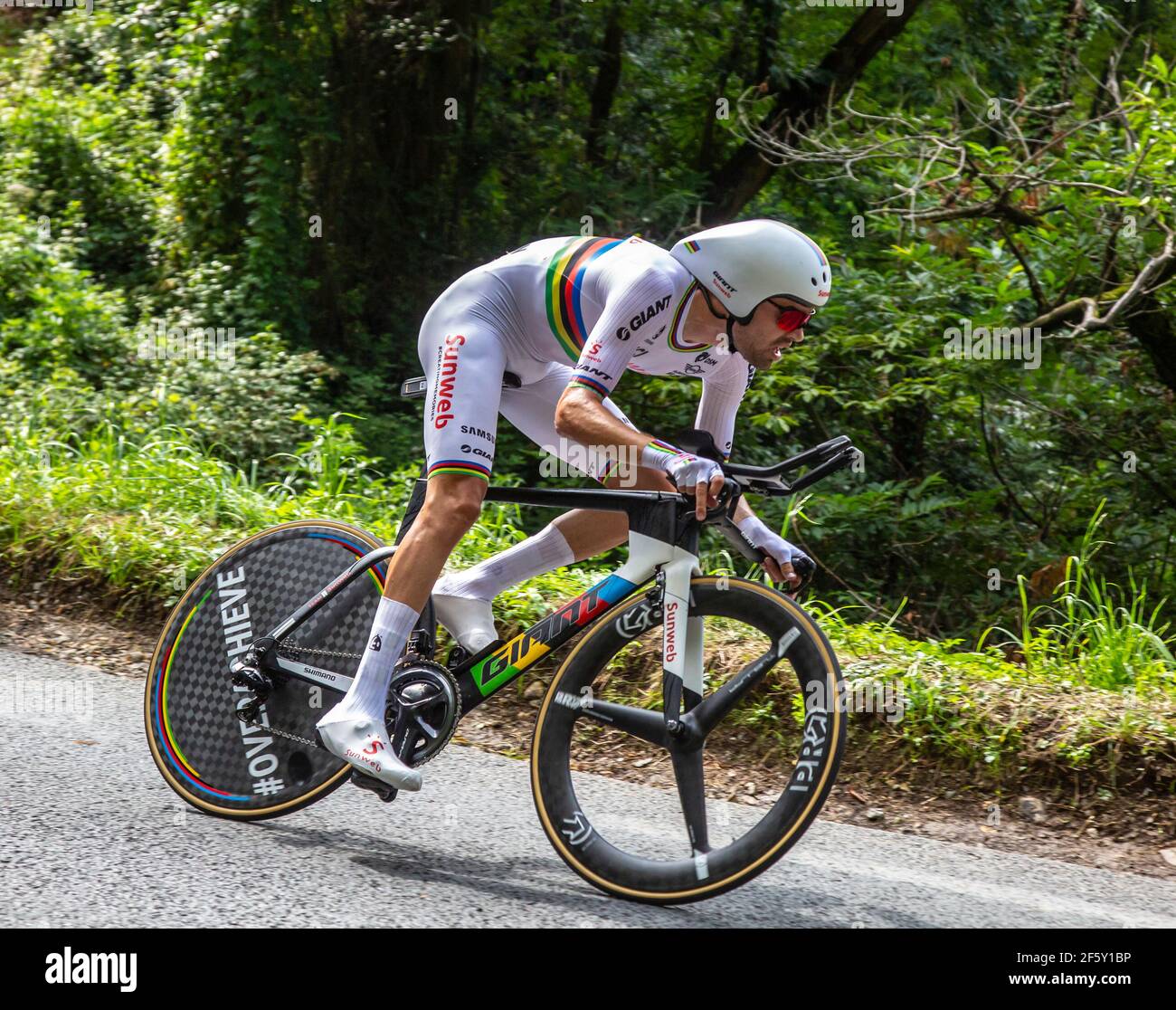 Espelette, Francia - Luglio 28,2018: Il ciclista olandese Tom Dumoulin del Team Sunweb cavalcando durante l'individuo contro la ventesima tappa dell'Orologio del Tour de Foto Stock