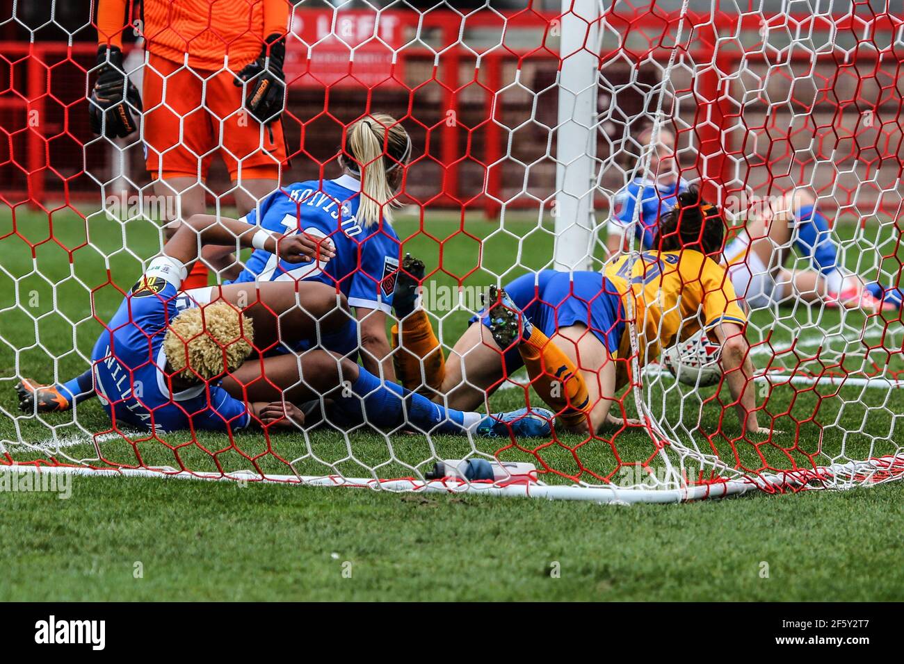 Crawley, Regno Unito. 01 dicembre 2019. Hayley raso (Everton 16) segna il suo secondo obiettivo della partita con un titolo di immersione durante il Barclays fa Womens Super League tra Brighton & Hove Albion ed Everton al People's Pension Stadium di Crawley. Credit: SPP Sport Press Photo. /Alamy Live News Foto Stock