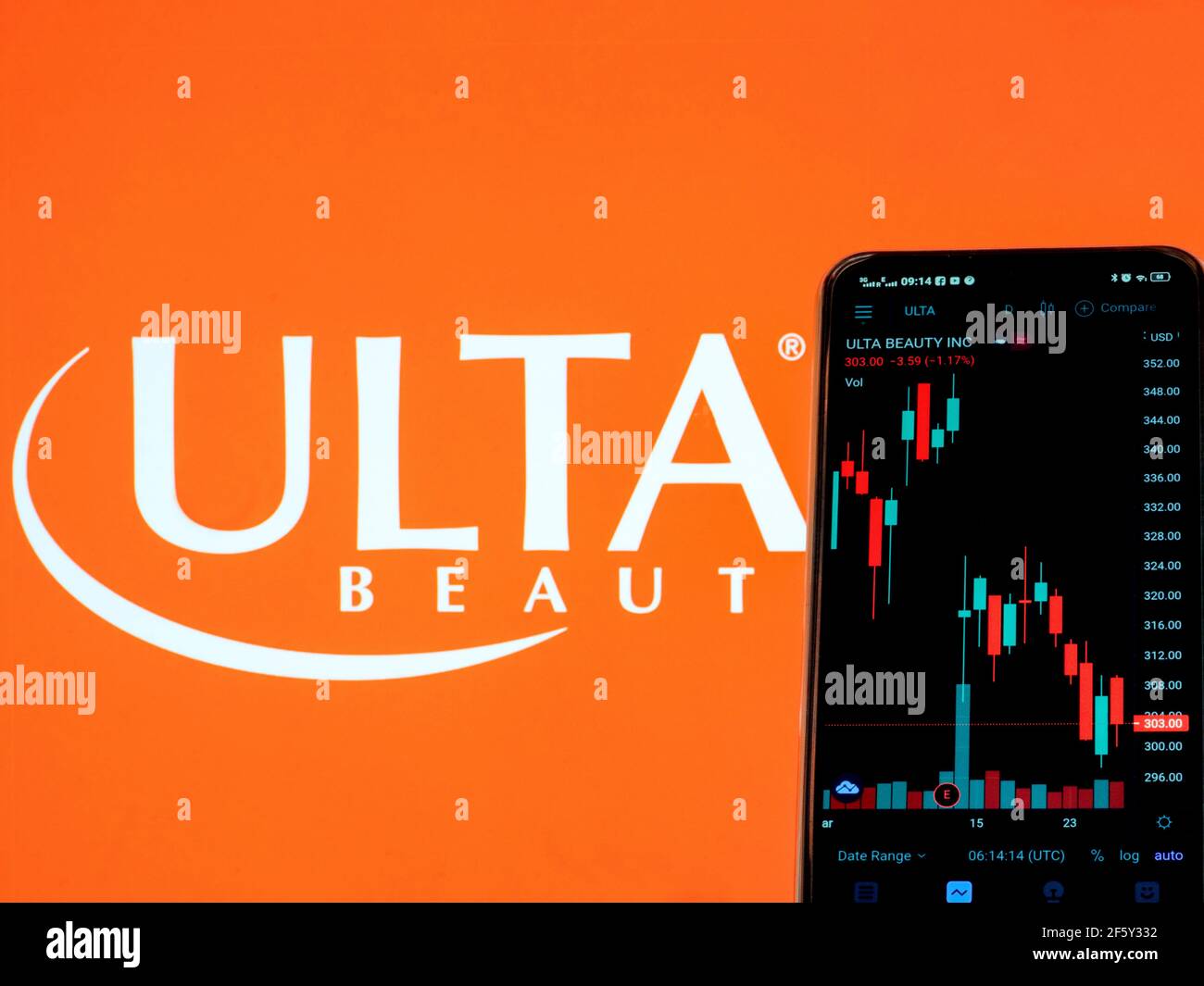 Ucraina. 28 Marzo 2021. In questa illustrazione fotografica le informazioni del mercato azionario di Ulta Beauty, Inc visto visualizzato su uno smartphone con il logo Ulta Beauty, Inc sullo sfondo. Credit: Gollovniov/SOPA Images/ZUMA Wire/Alamy Live News Foto Stock