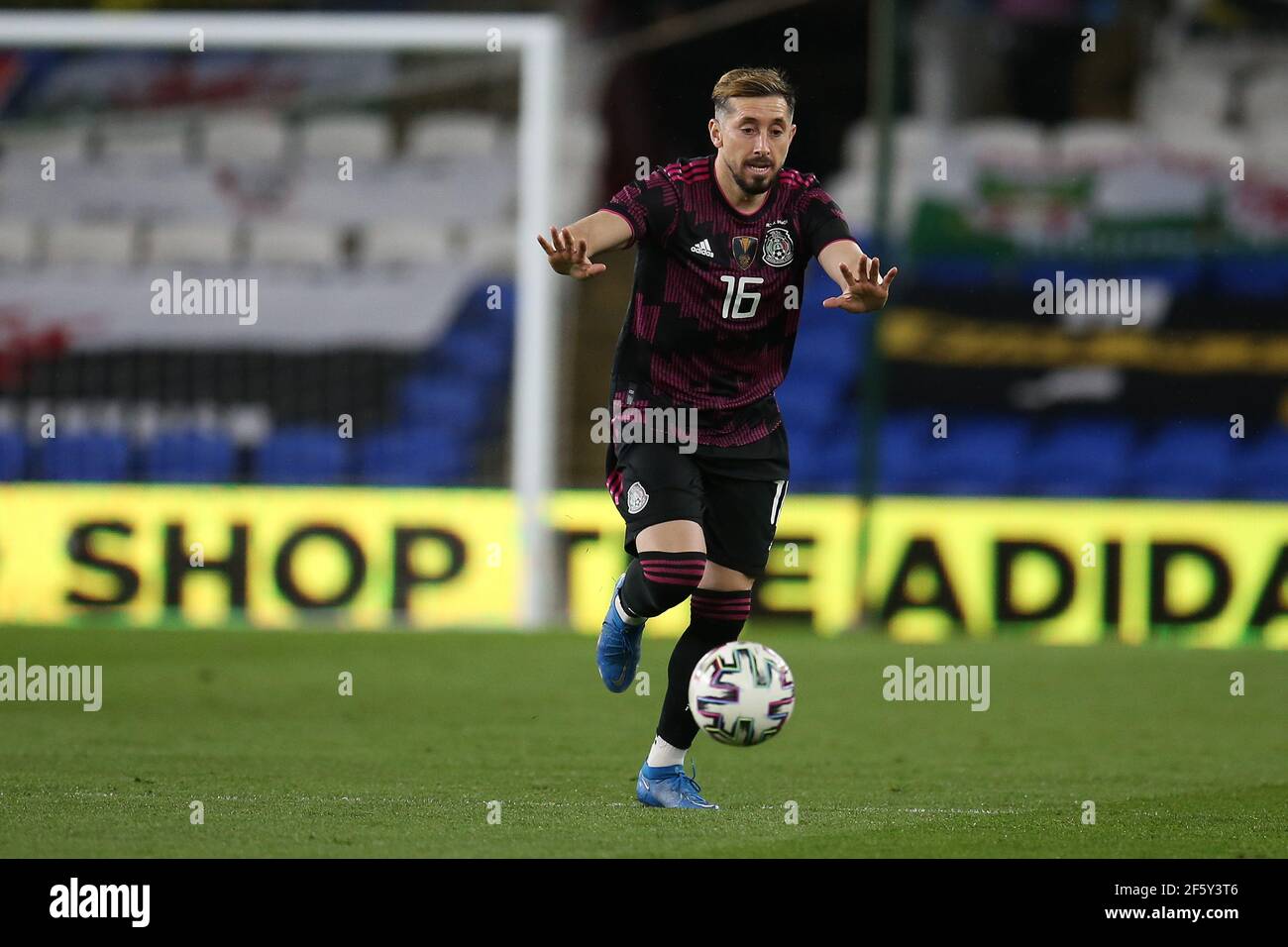 Cardiff, Regno Unito. 27 Marzo 2021. Hector Herrera del Messico in azione. Partita di calcio internazionale amichevole, Galles contro Messico, al Cardiff City Stadium, nel Galles del Sud, sabato 27 marzo 2021. pic by Andrew Orchard/Andrew Orchard sports photography/Alamy Live News Credit: Andrew Orchard sports photography/Alamy Live News Foto Stock