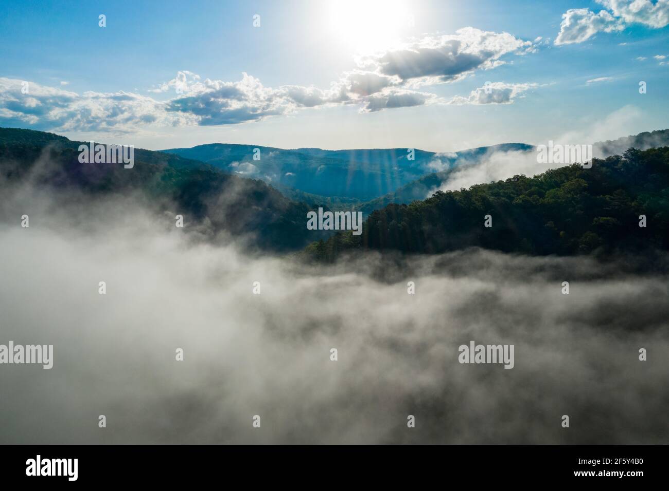 Antenna nebbia sugli Ozark all'alba Foto Stock