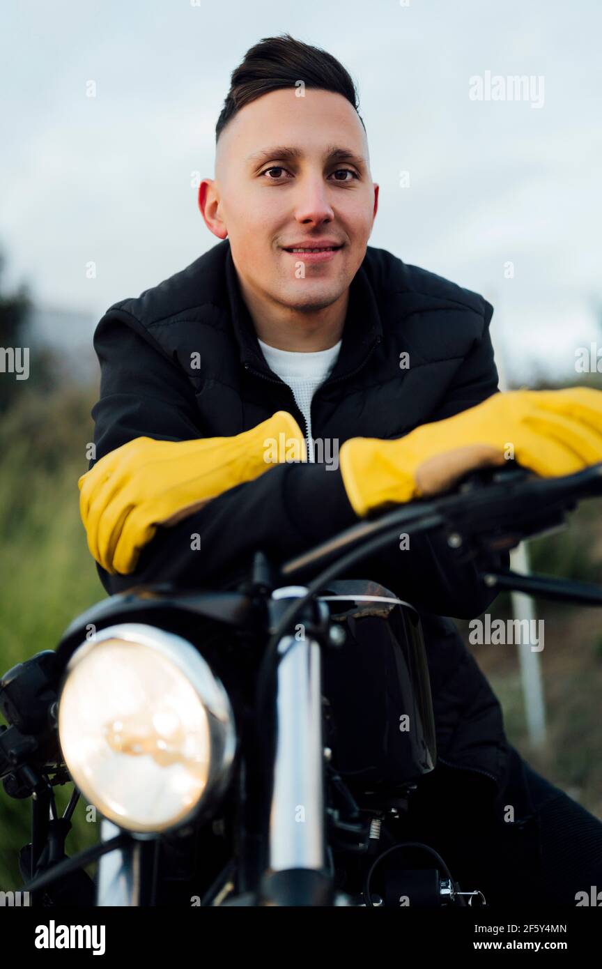 Ritratto dell'uomo su moto con guanti gialli Foto stock - Alamy