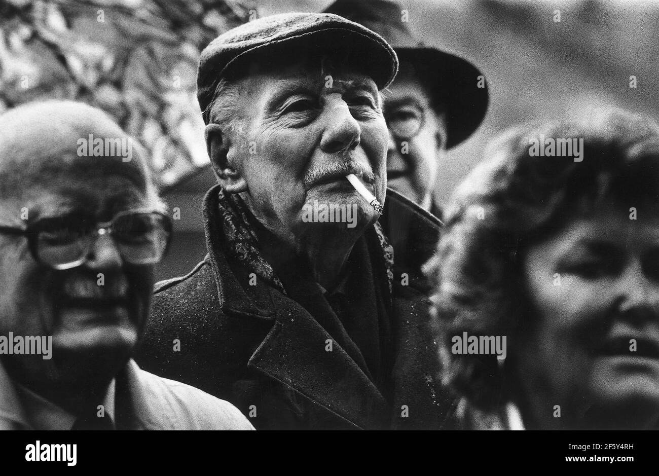 Sir John Gielgud a Hammersmith alla scoperta di un Targa a George Pevine Foto Stock