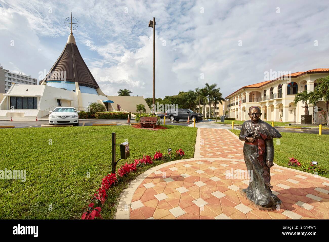 Statua romana di Monsenor al Santuario Mariano di nostra Signora della Carità A Miami, Florida USA Foto Stock