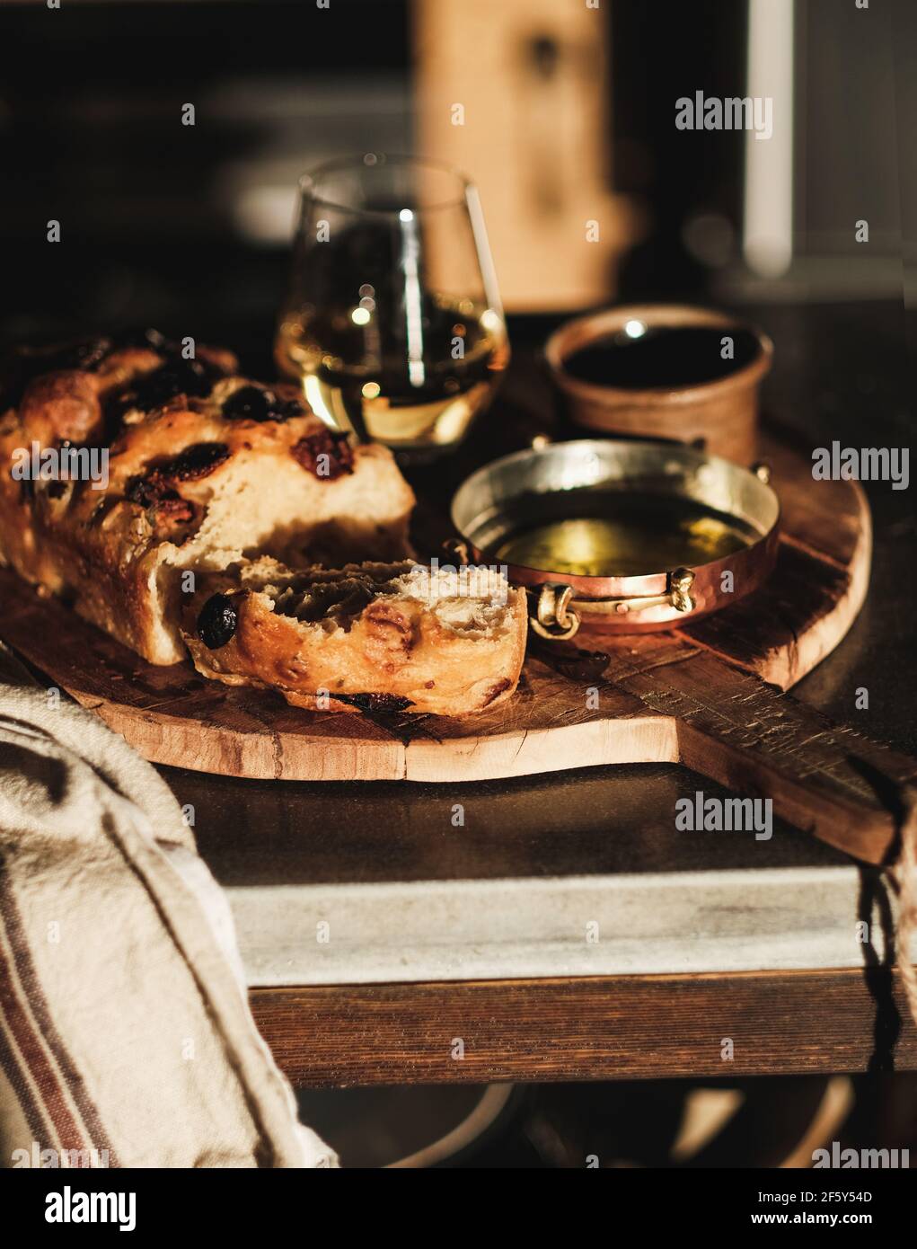 Focaccia con olio d'oliva, sale e un bicchiere di vino bianco Foto Stock