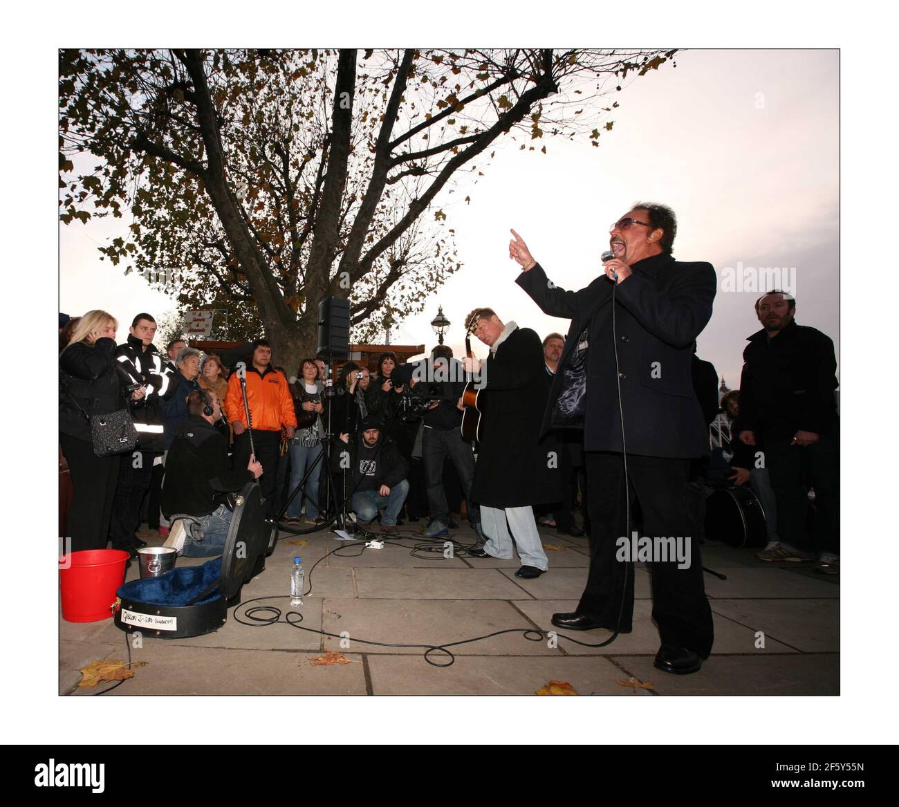 Tom Jones si esibisce sulla South Bank al di fuori del Royal Festival Hall, come parte del BBC2s la cultura Showphoto di David Sandison l'indipendente Foto Stock