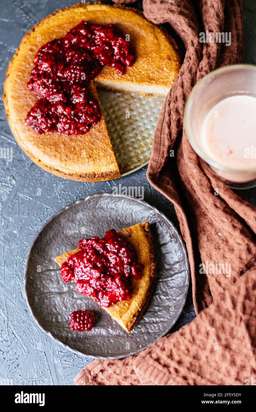 torta al formaggio con marmellata di lamponi Foto Stock