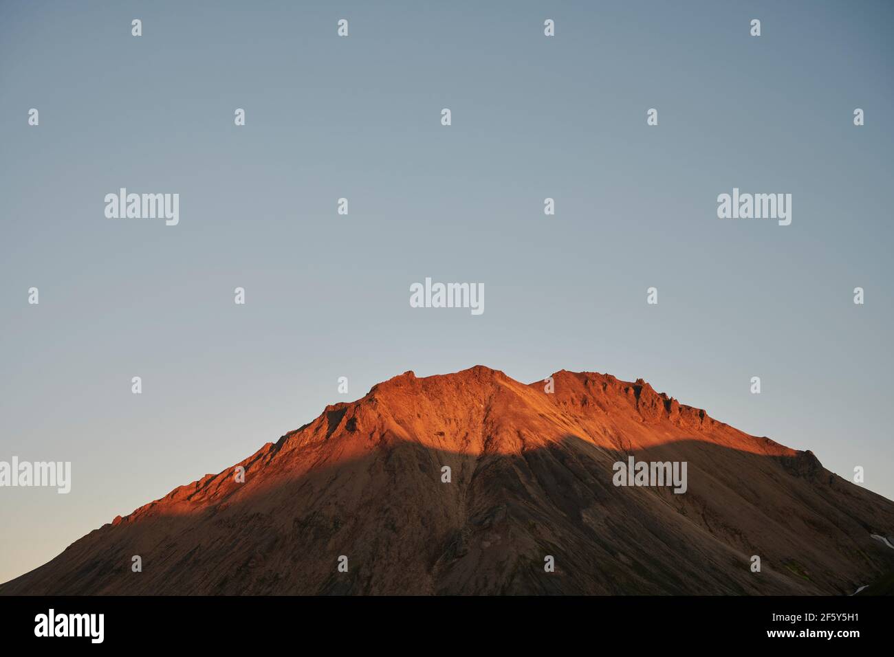 Picco di montagna contro il cielo senza nuvole Foto Stock