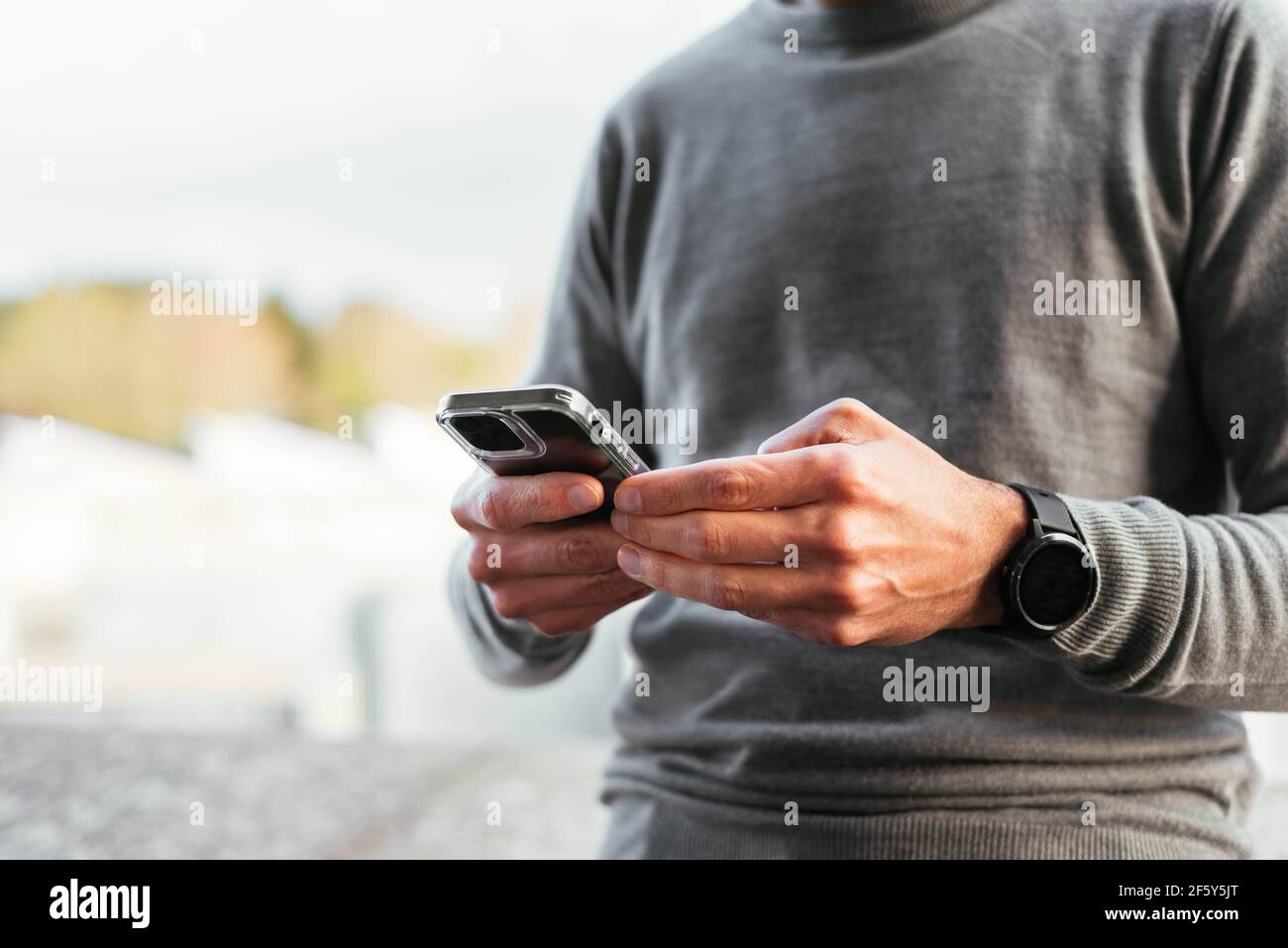 Primo piano di un uomo che utilizza lo smartphone Foto Stock