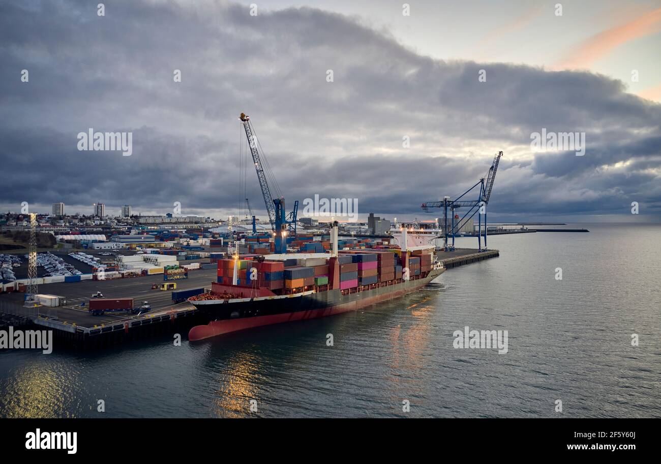 Porto di carico industriale sotto le nuvole Foto Stock