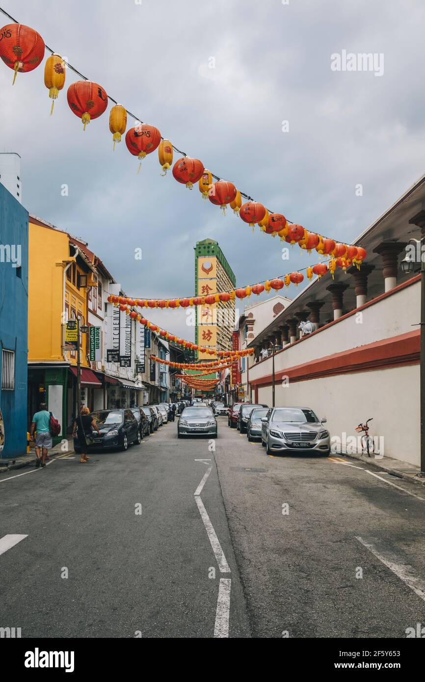 Decorazioni cinesi di Capodanno lungo una strada di Singapore verso il centro commerciale People's Park Complex. Foto Stock