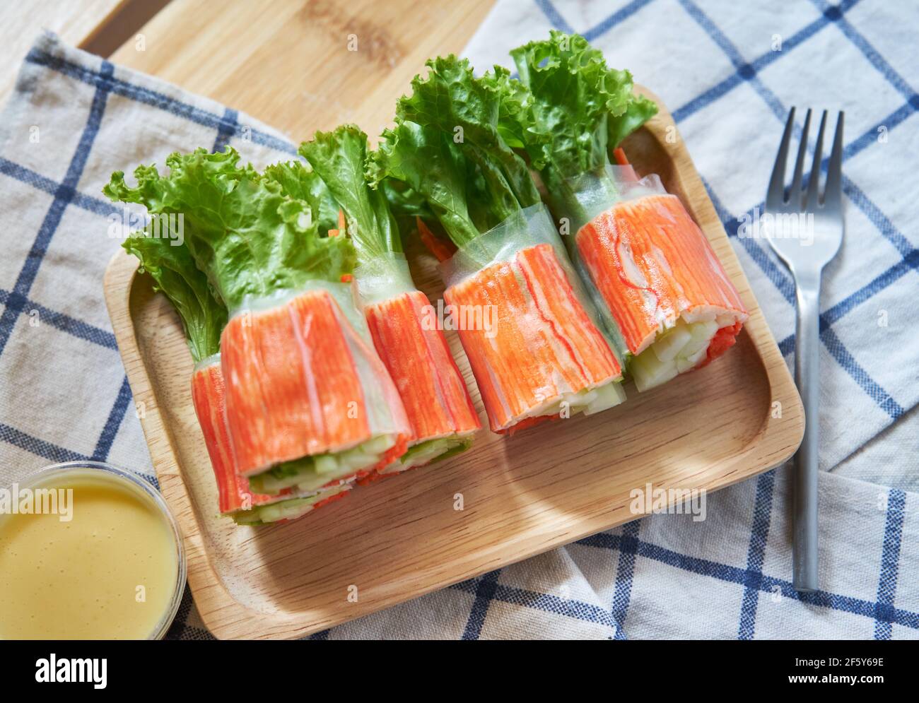 I panini estivi fatti in casa servono in vassoio di legno Foto Stock