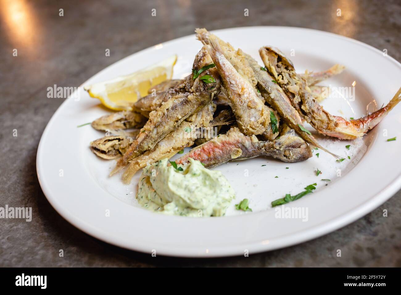 Salsa di crema alle erbe di pesce fritte Foto Stock