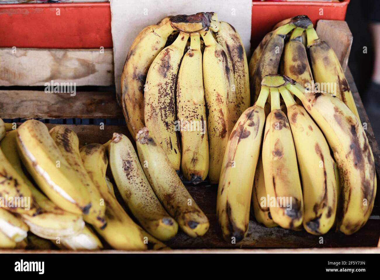 marrone banane sbriciolate sul bancone Foto Stock