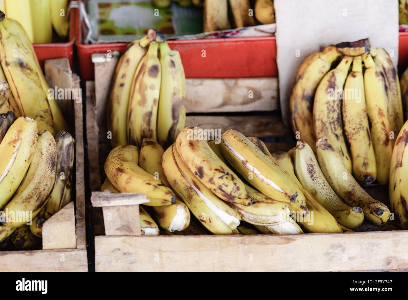 marrone banane sbriciolate sul bancone Foto Stock