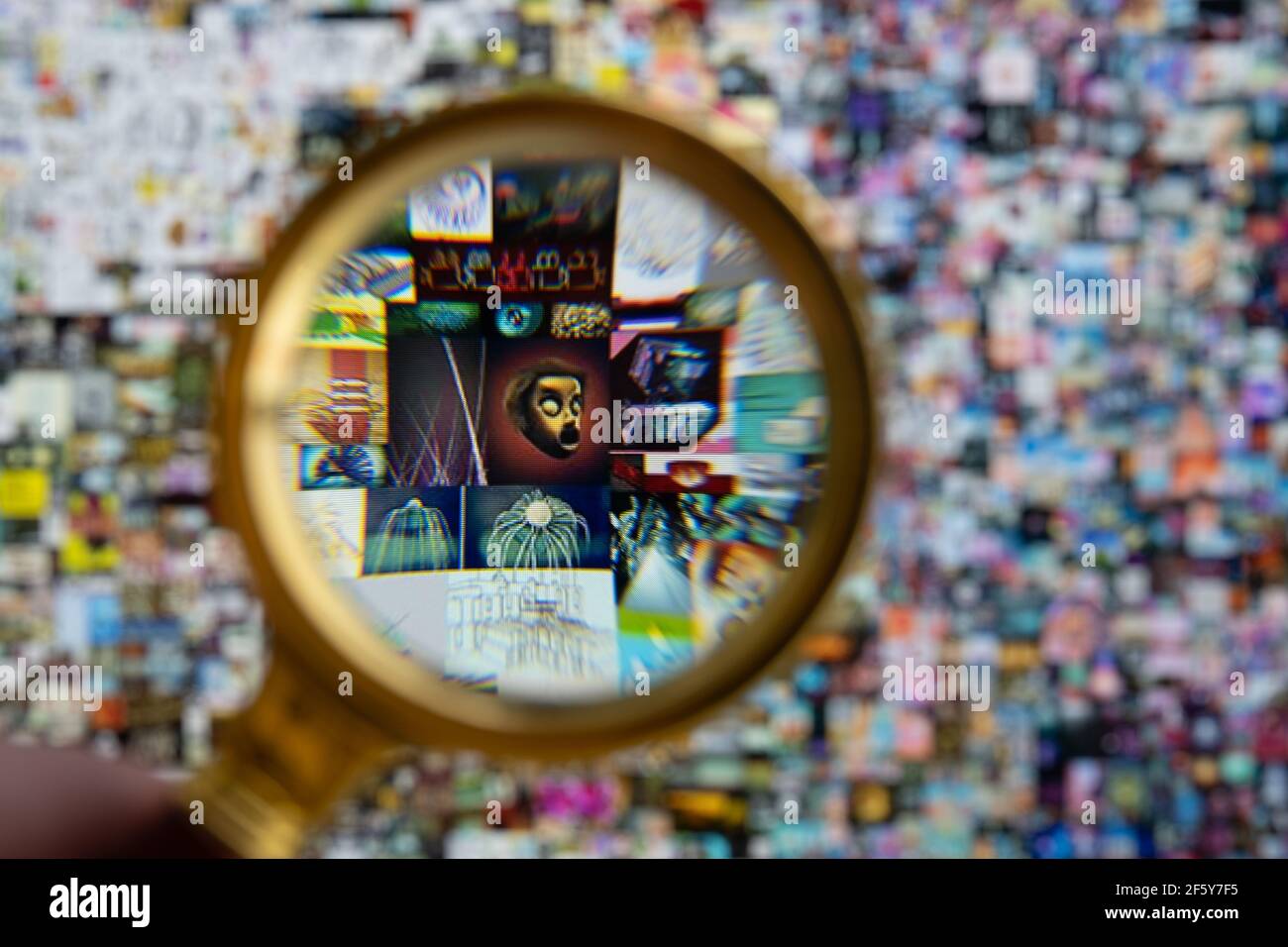 Lente d'ingrandimento davanti allo schermo dell'ipad con Beeple digital art EVERYDAYS: I PRIMI 5000 GIORNI. Collage art firmato con gettone non fungibile. Concetto. Foto Stock